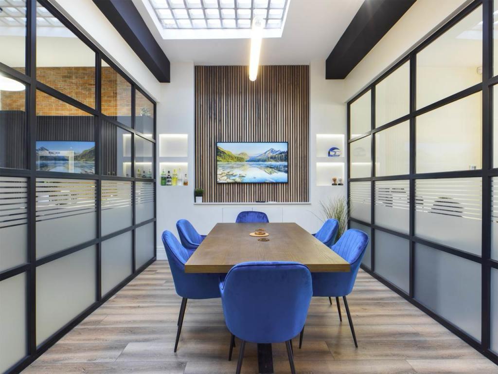 Collaboration area and glazed partition